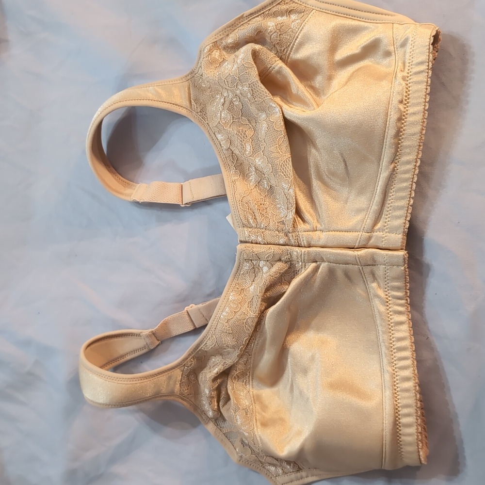 NWT Comfort Choice Front Latch Wireless Bra Champagne Color Size 40 DD